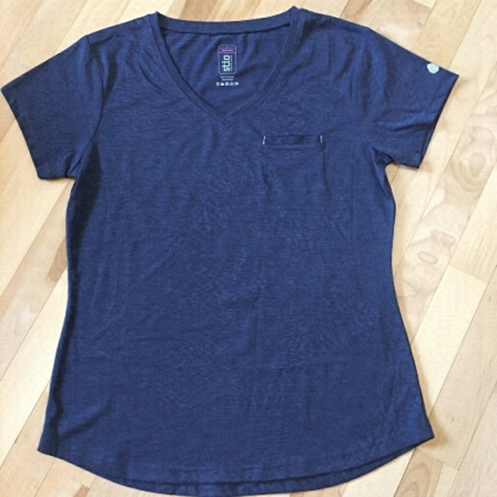 𝅺STIO V neck t shirt